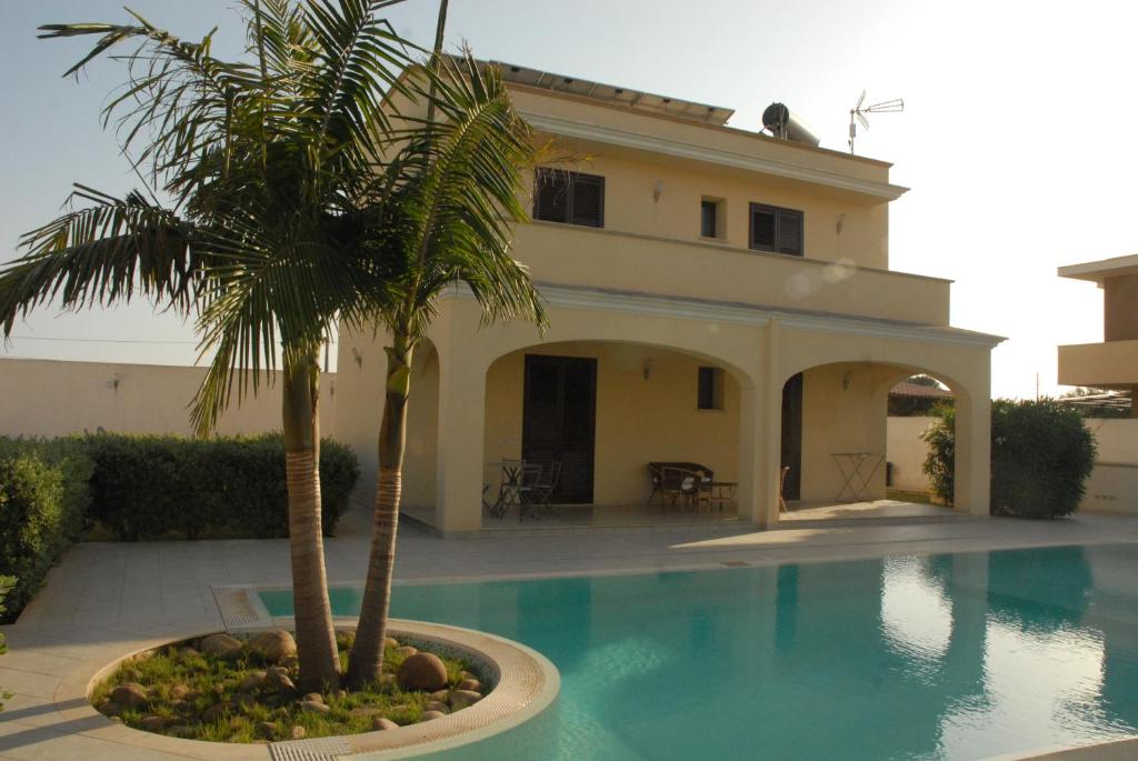 The swimming pool at or close to Oasi Tortuga Residence Piscina e barbecue h24