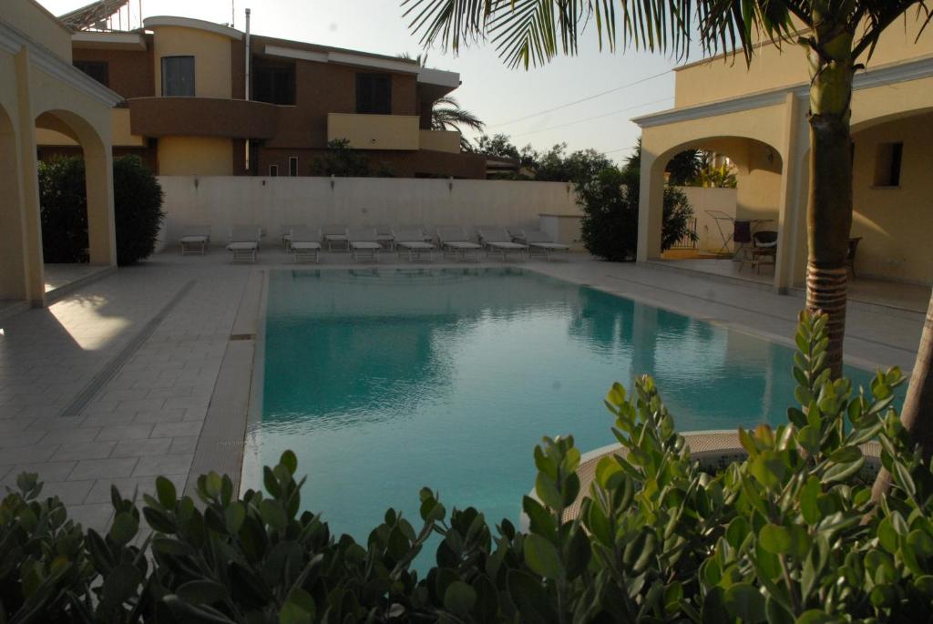 The swimming pool at or close to Oasi Tortuga Residence Piscina e barbecue h24