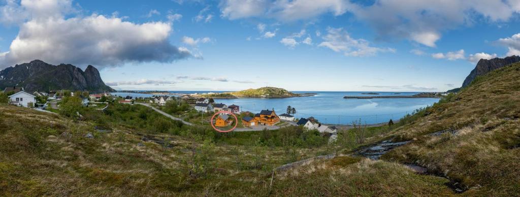 una vista de un cuerpo de agua desde una colina en Margithuset en Reine