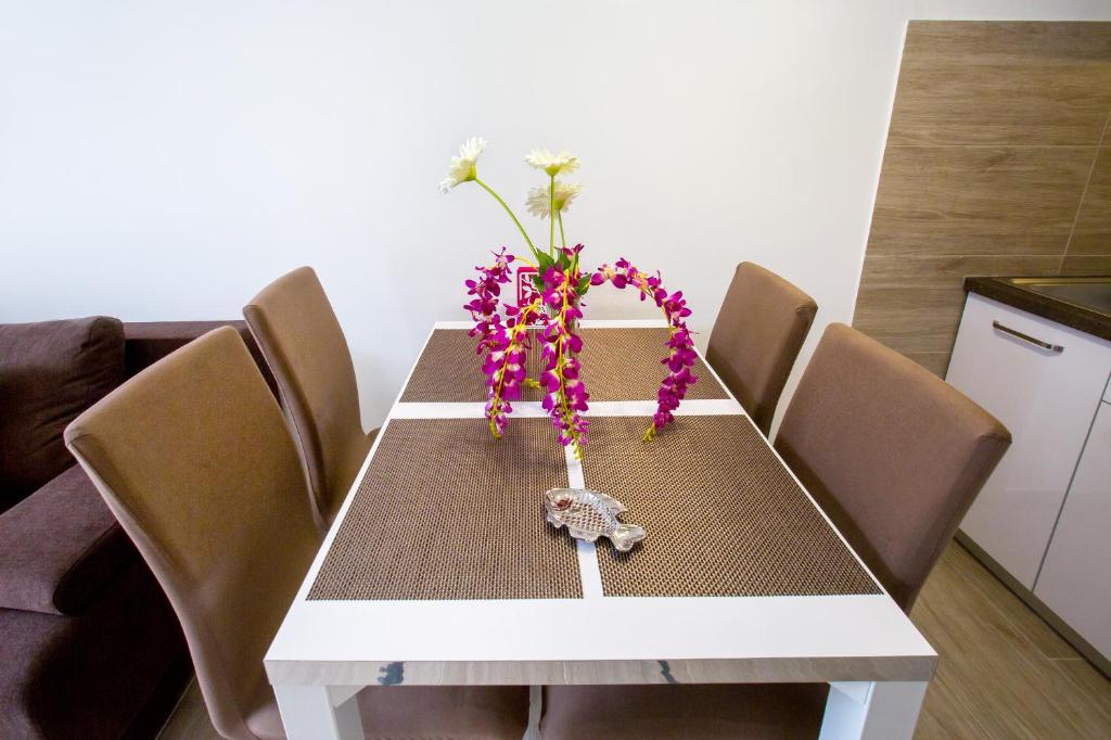 Posedenie v ubytovaní Apartment Nives in the City Center - Free Parking