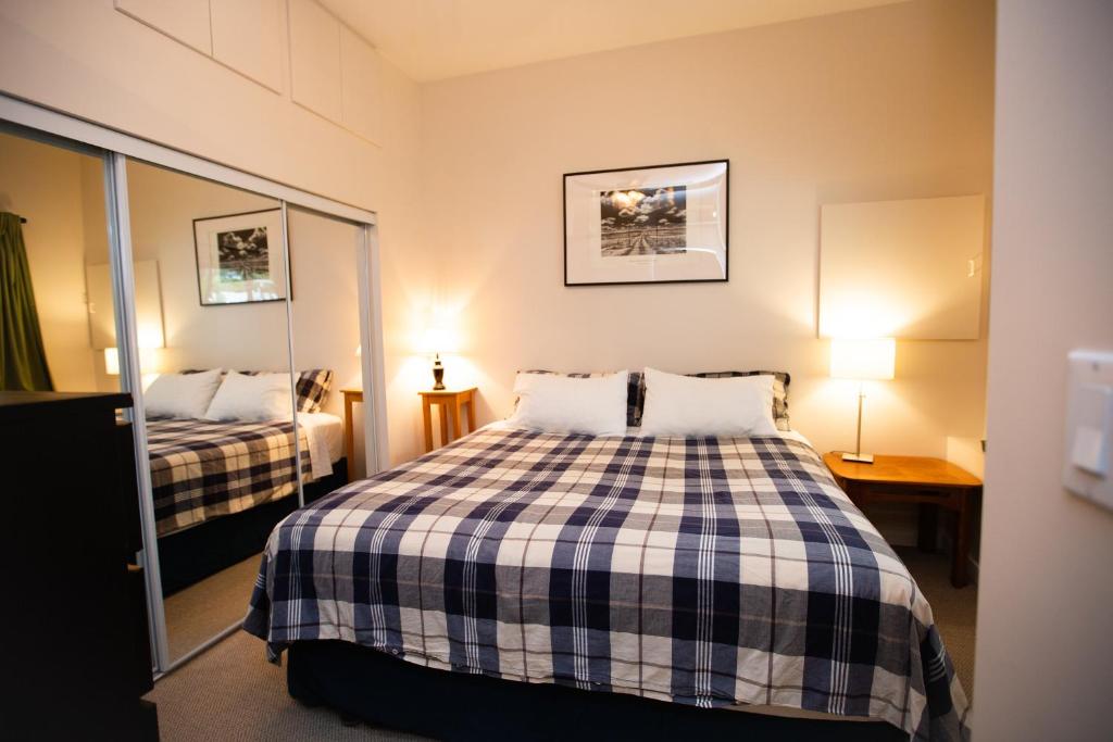 Postel nebo postele na pokoji v ubytování Alpenrose Revelstoke Bed & Breakfast