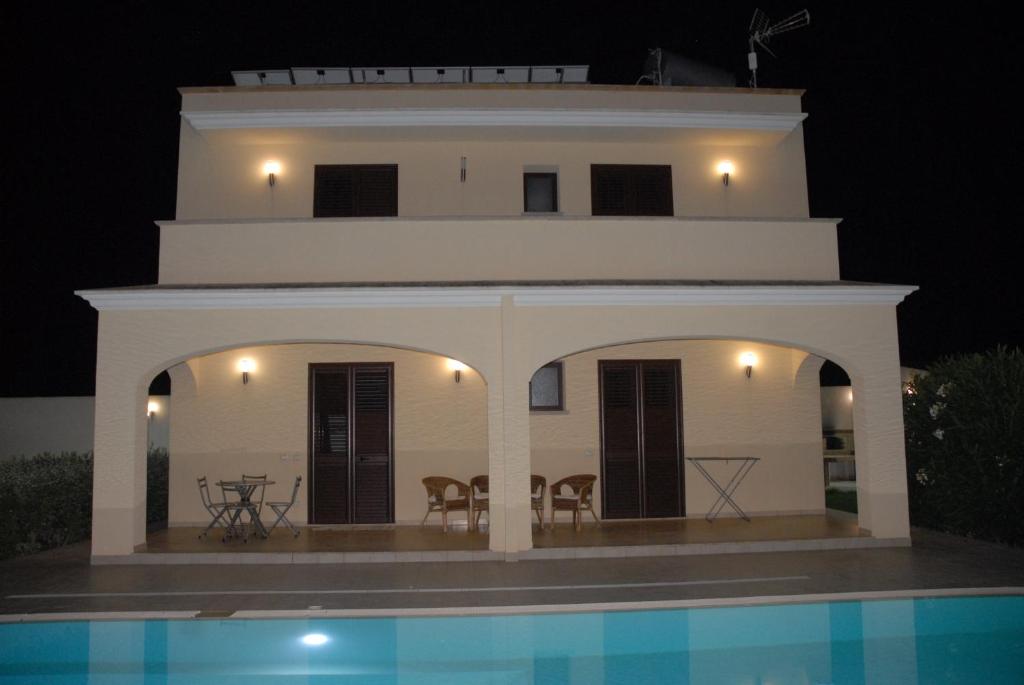 The swimming pool at or close to Oasi Tortuga Residence Piscina e barbecue h24
