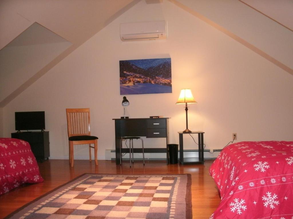 Postel nebo postele na pokoji v ubytování Townhouse W Private Deck & Mt View