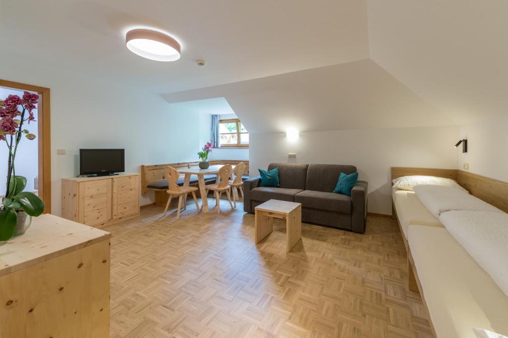 TV a/nebo společenská místnost v ubytování Residence Edelweiss