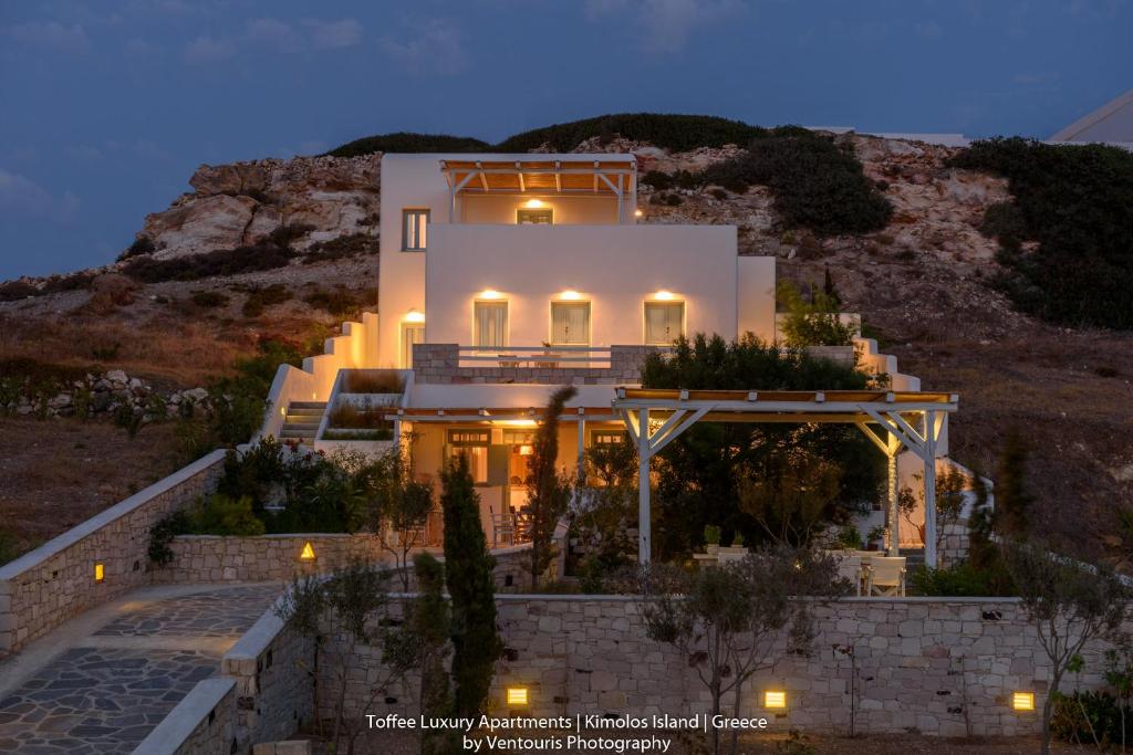 una gran casa blanca en una colina por la noche en Toffee, en Kimolos