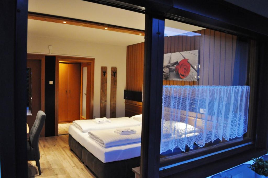 Letto o letti in una camera di Pension & Apartments Weissbriach