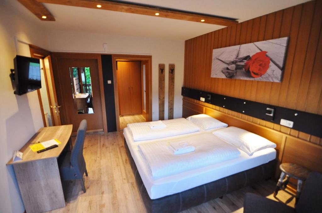 Letto o letti in una camera di Pension & Apartments Weissbriach