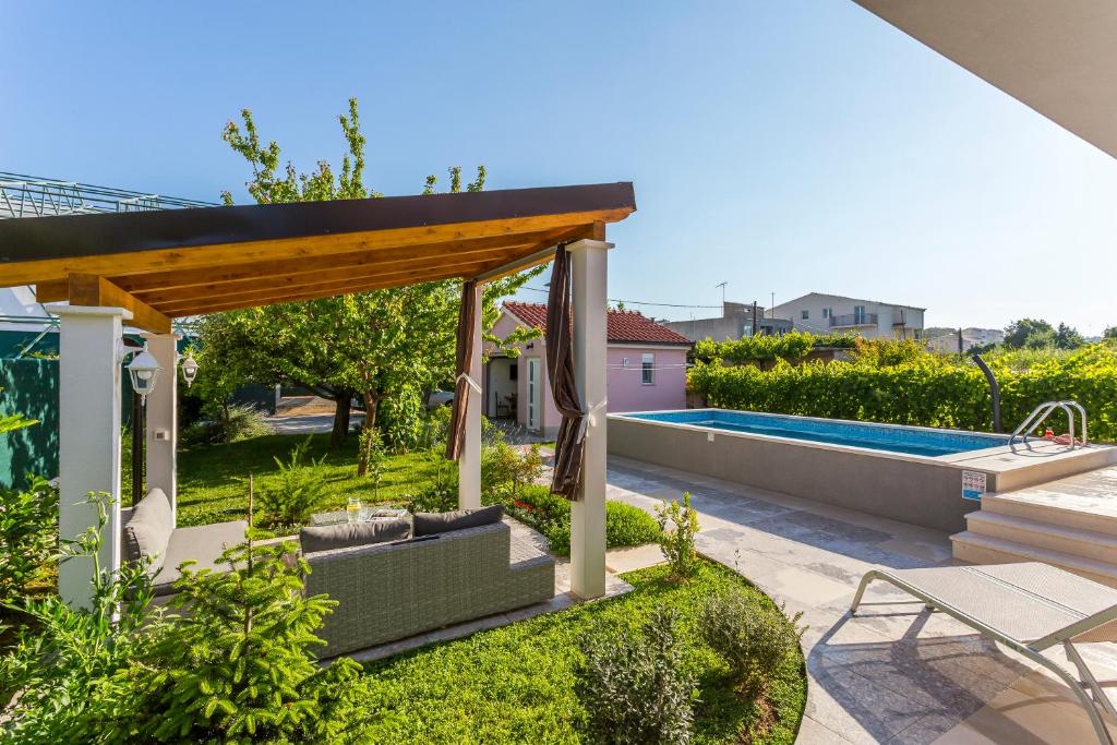 Bazén v ubytovaní Villa Sweet Home Marija With Heated Pool alebo v jeho blízkosti