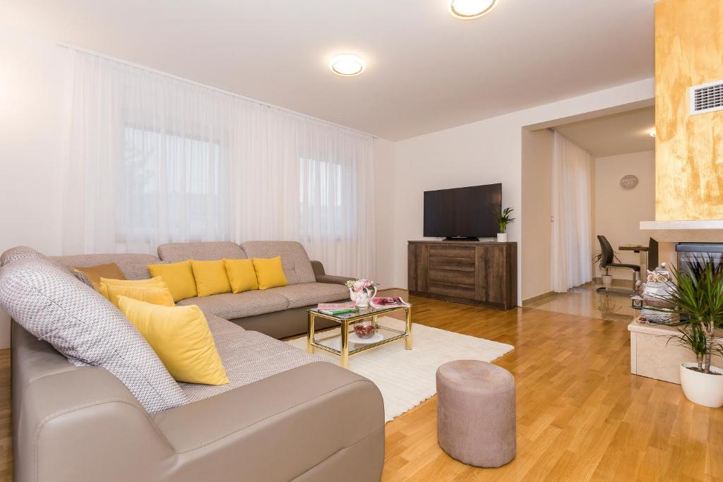 Televízia a/alebo spoločenská miestnosť v ubytovaní Villa Sweet Home Marija With Heated Pool