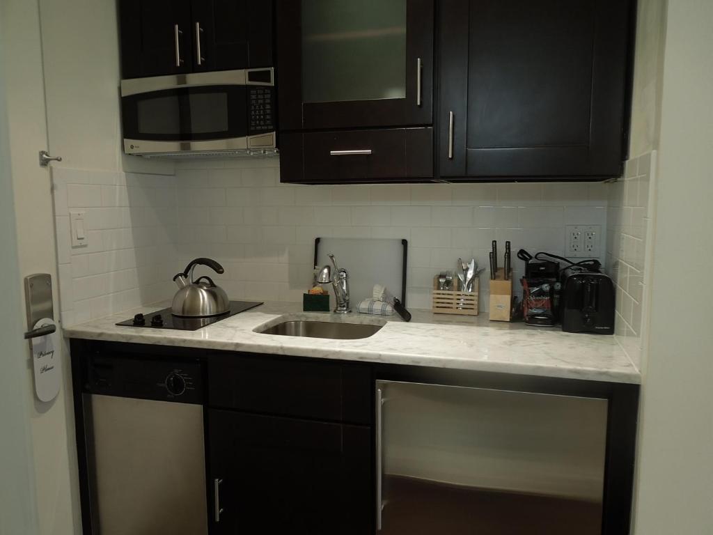A cozinha ou cozinha compacta de East Village Hotel