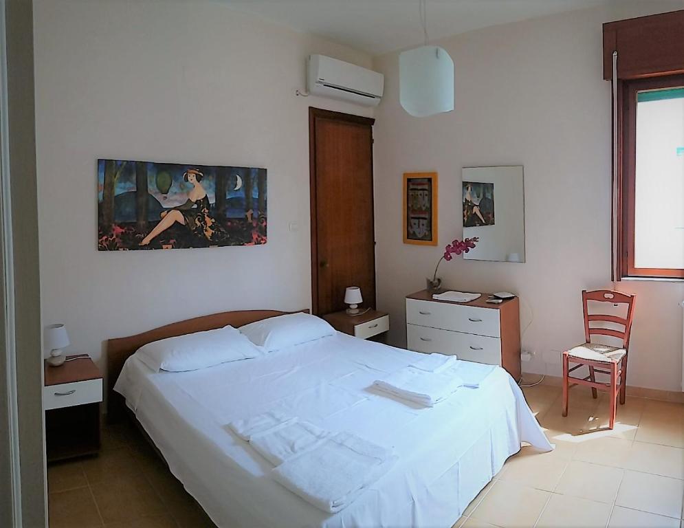 ガリポリにあるB&B Delfisのベッドルーム(白いベッド1台、椅子付)