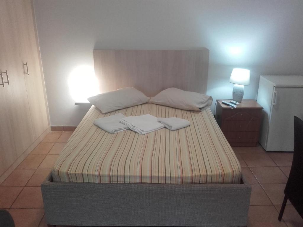 A bed or beds in a room at Teris Appartment