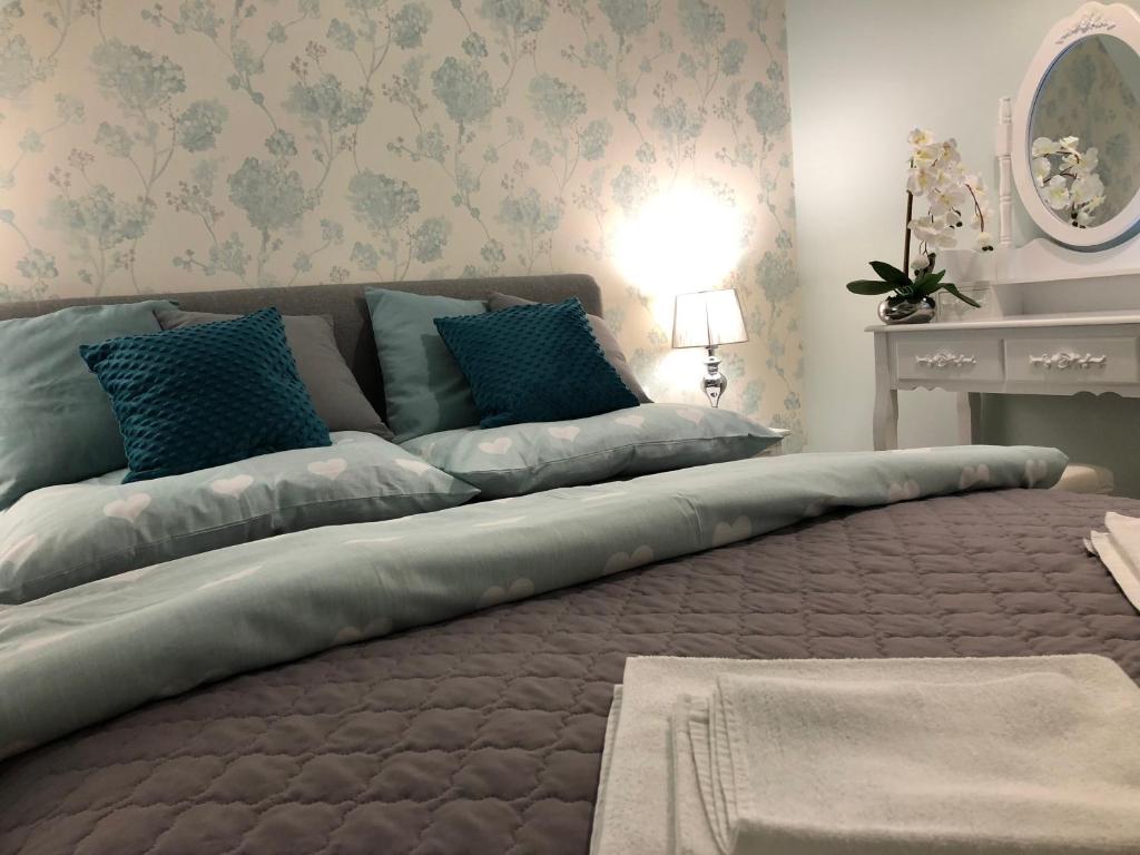 a large bed in a room with a couch at Family & Business Elegant Apartments ul Warszawska - 2 Bedroom, Balcony, Parking in Kielce
