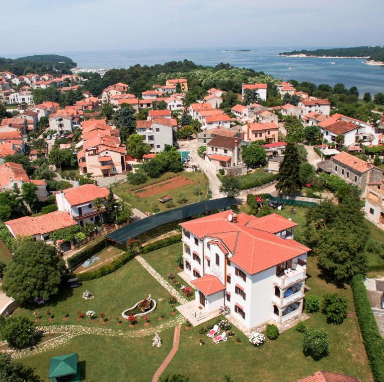 una vista aérea de una pequeña ciudad con un edificio en Villa Linet, en Funtana