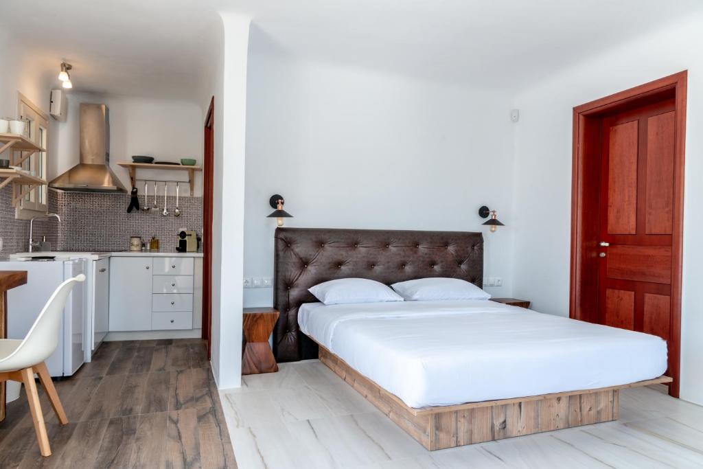 Postel nebo postele na pokoji v ubytování Etesians Suites & Villas