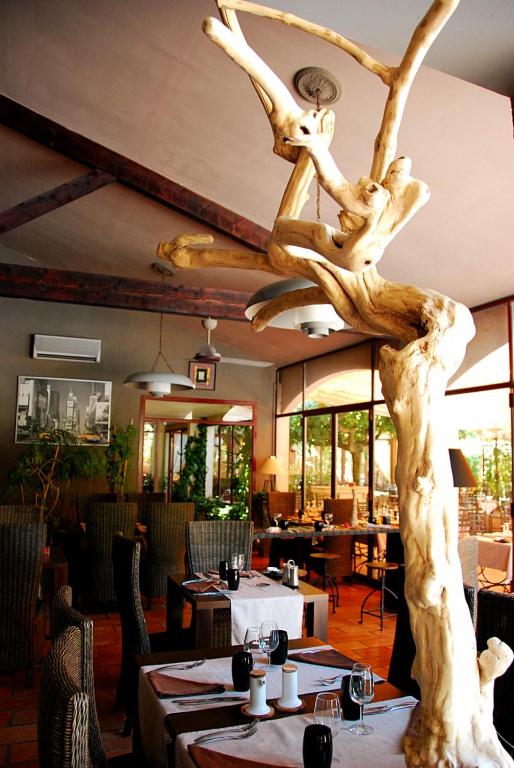 Restaurace v ubytování Hotel Les Mazets Des Roches