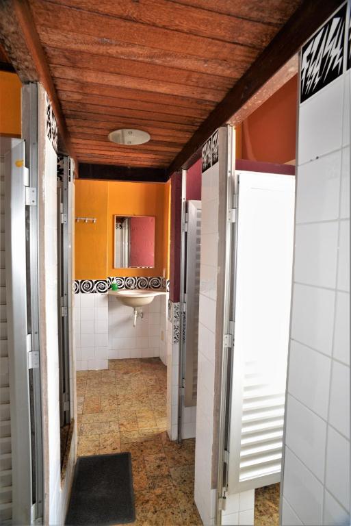 Koupelna v ubytování Laranjeiras Hostel