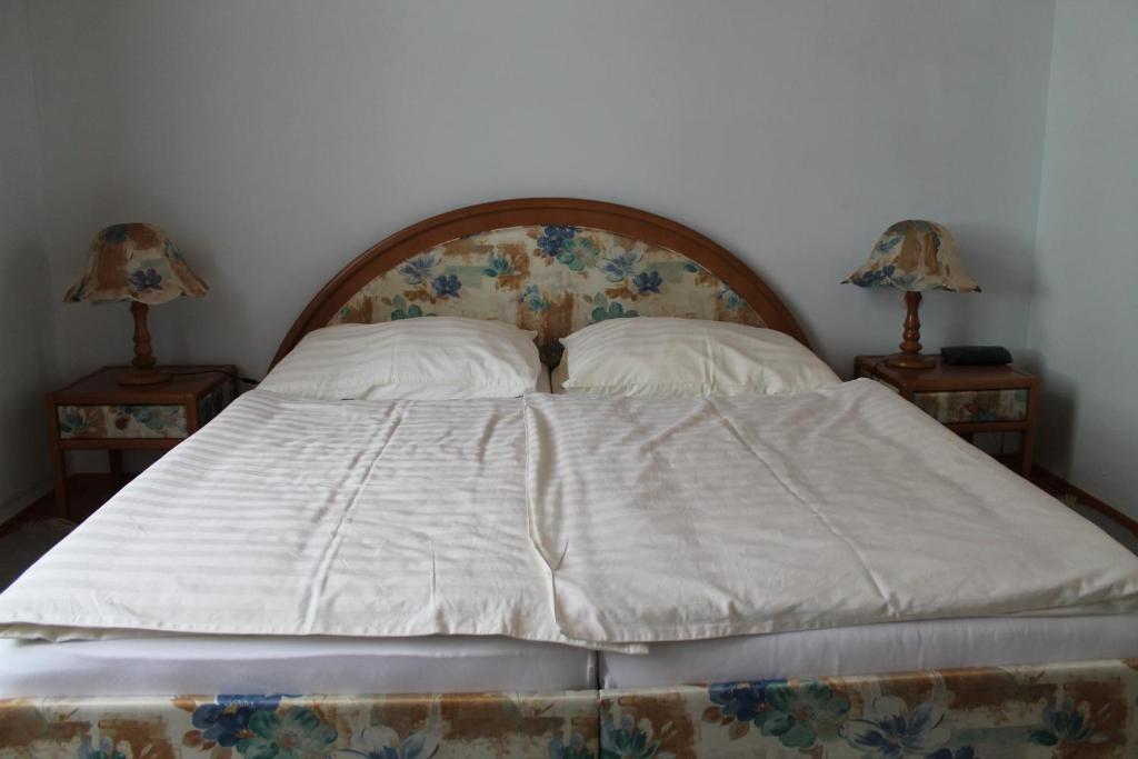 Postel nebo postele na pokoji v ubytování Gasthof Eschau