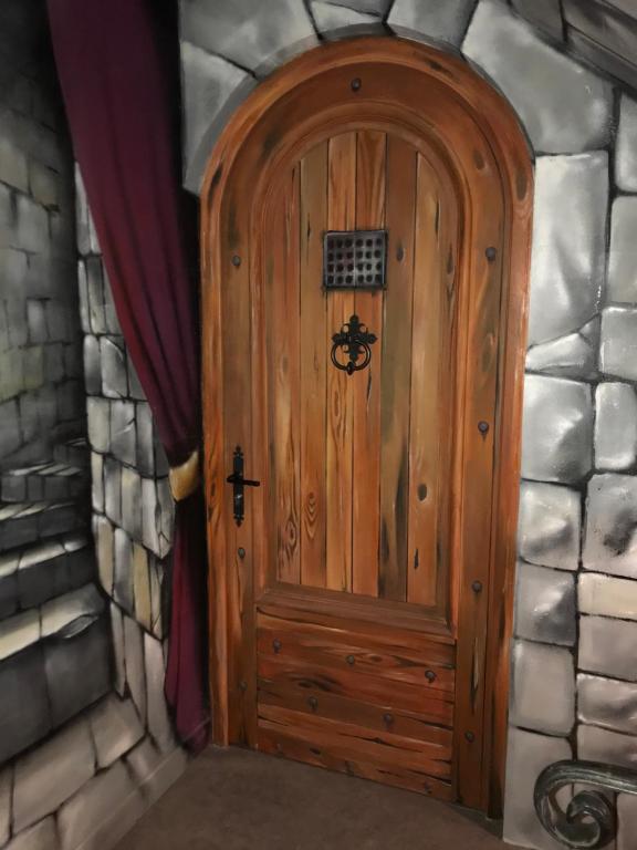 una grande porta in legno in un muro di pietra di Chambre Marquis de Sade a Vichy