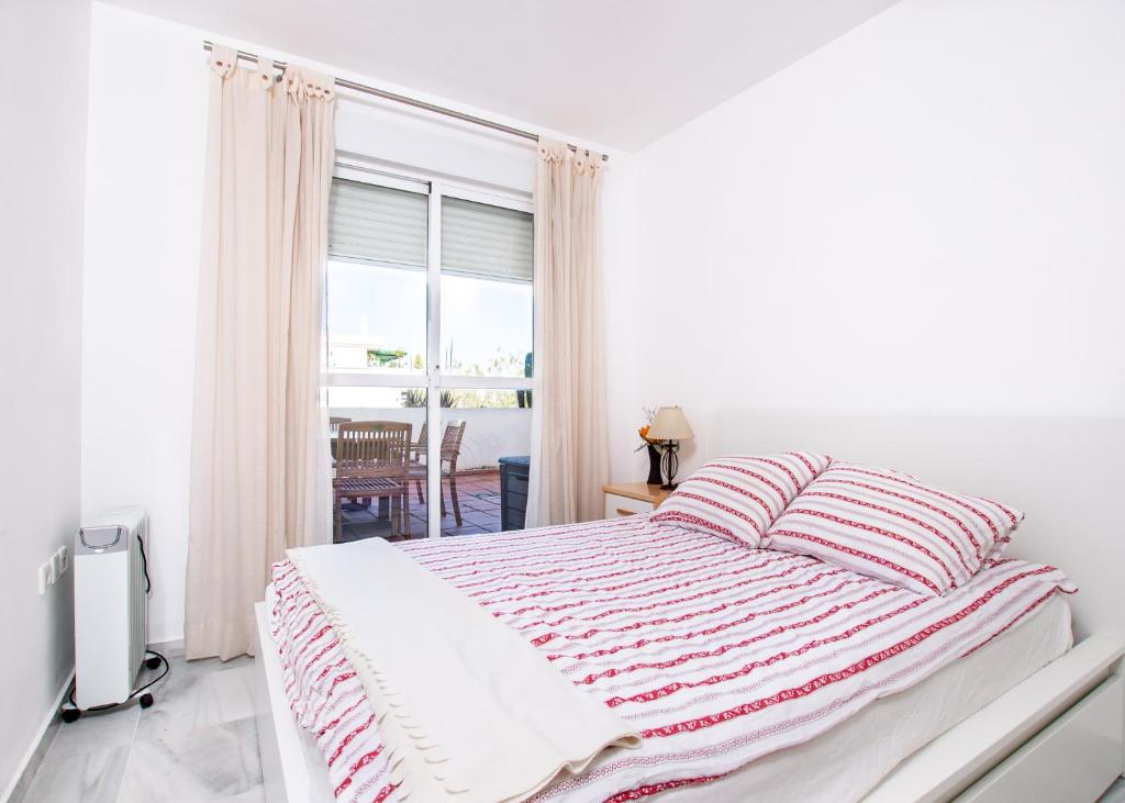 Posteľ alebo postele v izbe v ubytovaní Bonito apartamento en Nueva Andalucia