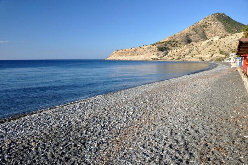 ミルトスにあるPlatanakiaの海を背景にした岩場