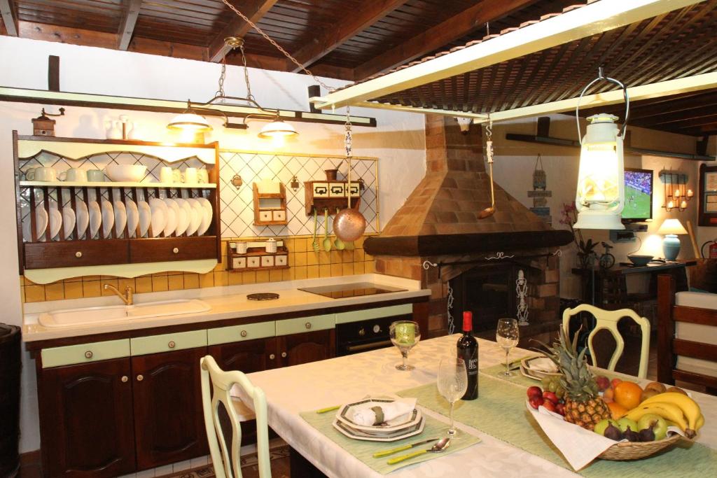 A kitchen or kitchenette at Villa Spa Las Tinajas