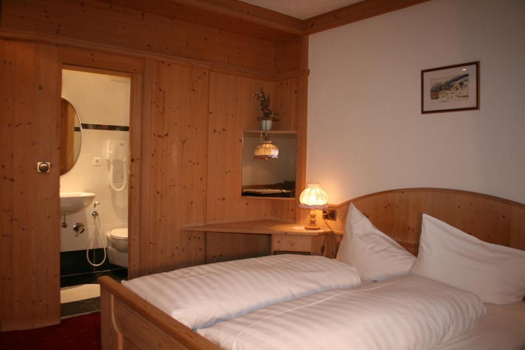 Postel nebo postele na pokoji v ubytování Gasthof Majestic