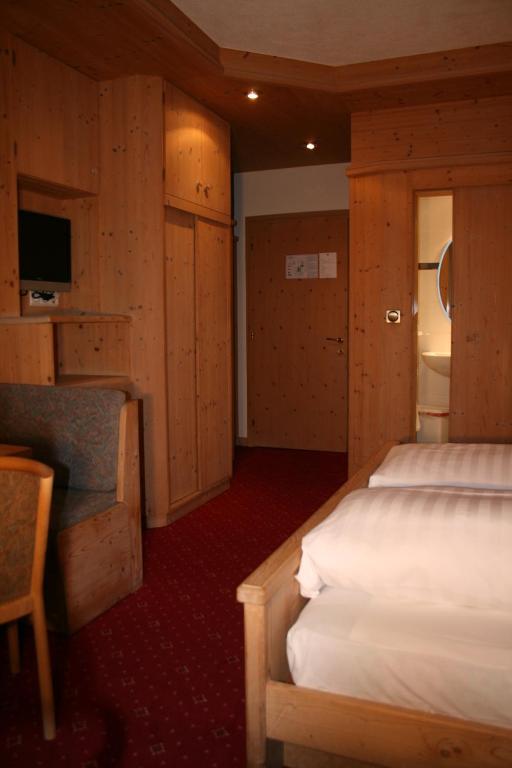 Postel nebo postele na pokoji v ubytování Gasthof Majestic