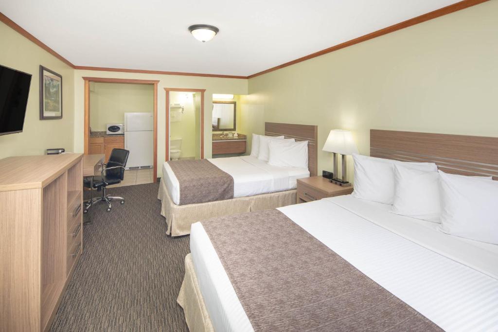 Travelodge by Wyndham Golden Sportsman Lodge - Suite Studio - Deux Lits Queen Avec Cuisine - Non-Fumeur - Rez-de-Chaussée