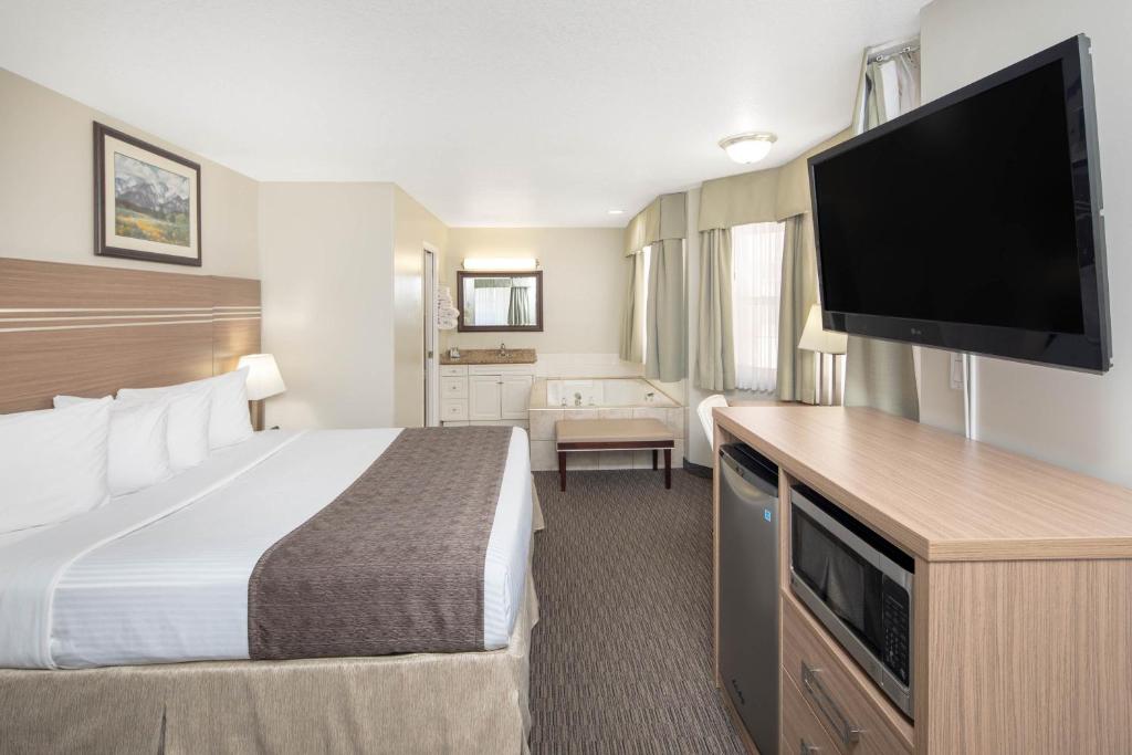 Travelodge by Wyndham Golden Sportsman Lodge - Studio Suite - Un Lit King - Non-Fumeur