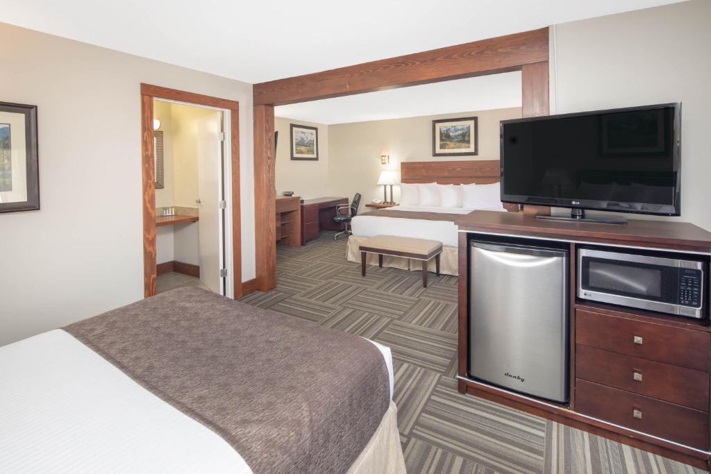 Travelodge by Wyndham Golden Sportsman Lodge - Suite Studio Avec Un Lit King-size, Un Lit Queen-size Et Un Canapé-lit - Non-fumeur - Rez-de-chaussée
