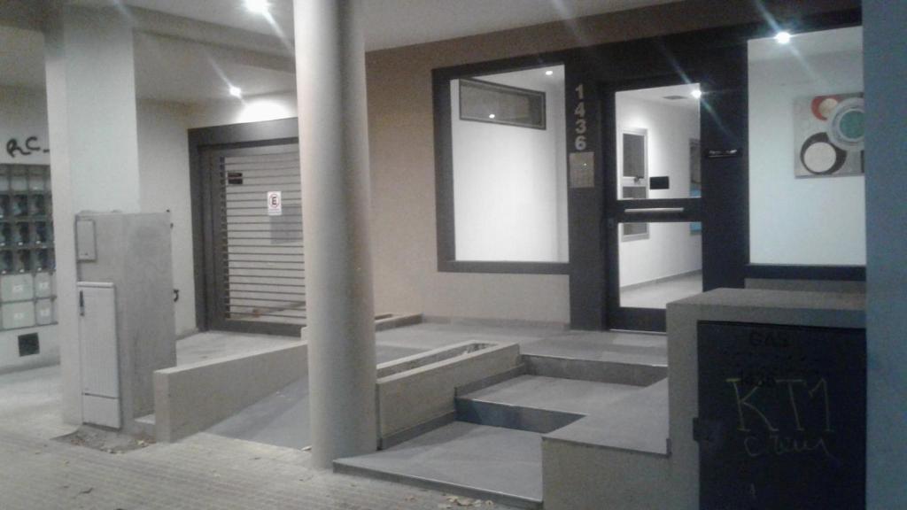 pokój ze schodami i drzwiami w budynku w obiekcie Tu Espacio w mieście La Plata