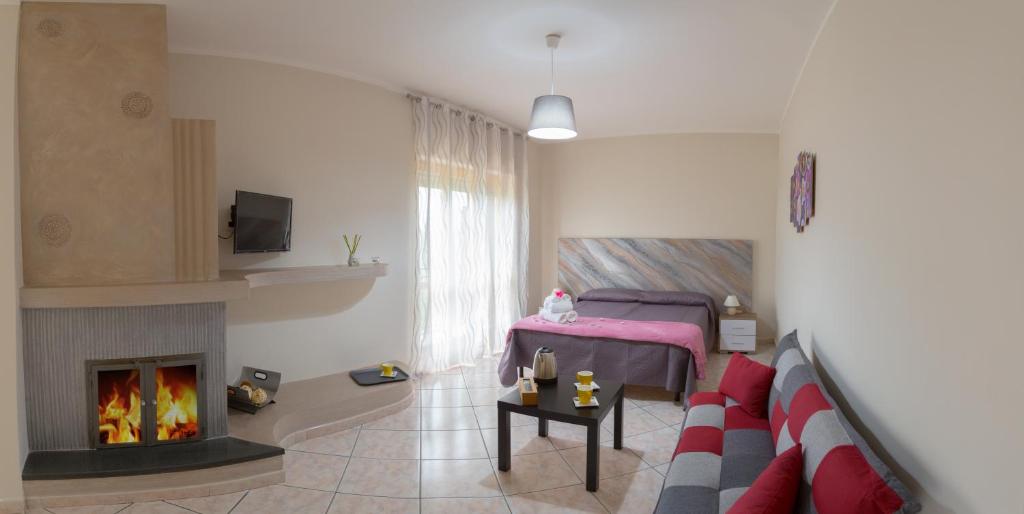 een woonkamer met een bank en een open haard bij B&B La perla dei casali in Giffoni Sei Casali