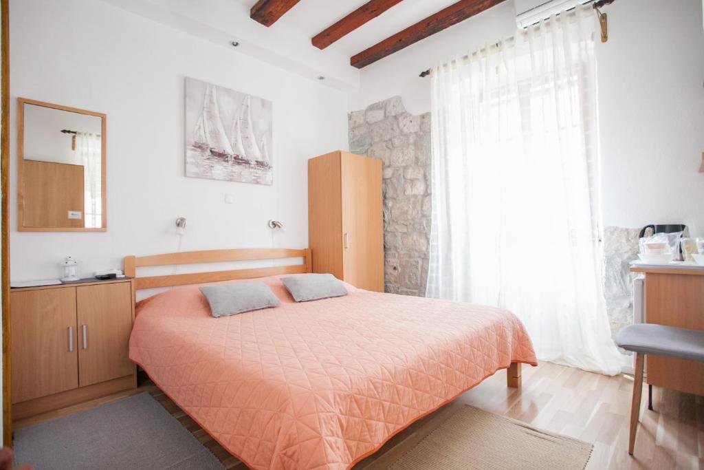Postel nebo postele na pokoji v ubytování Guesthouse Trogir Proto-Free parking