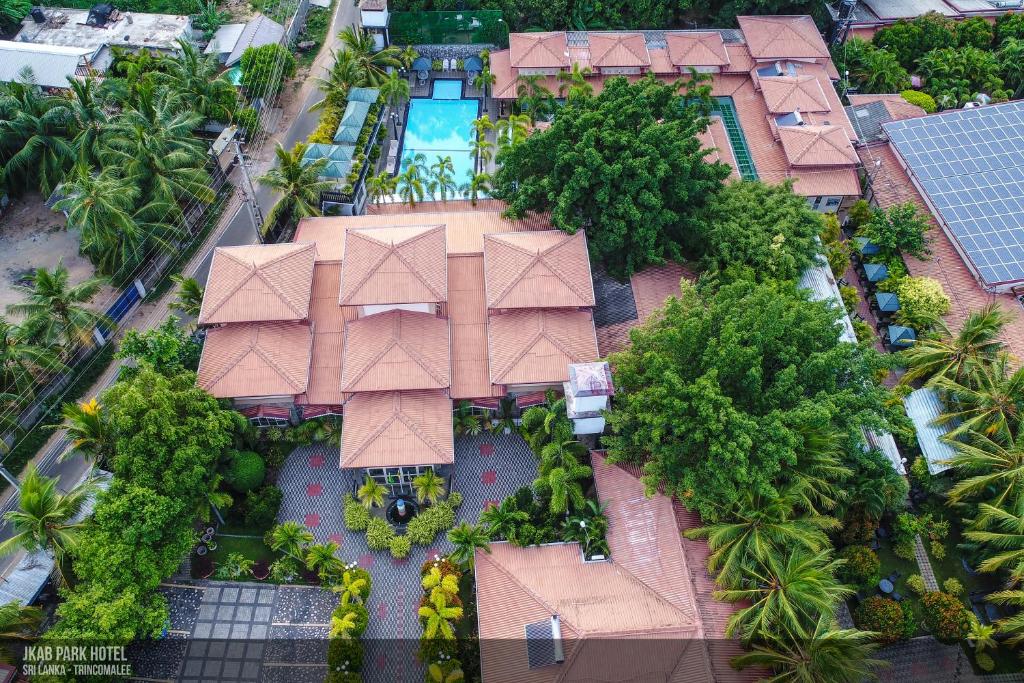 una vista sul tetto di un resort con piscina e alberi di JKAB Park Hotel a Trincomalee