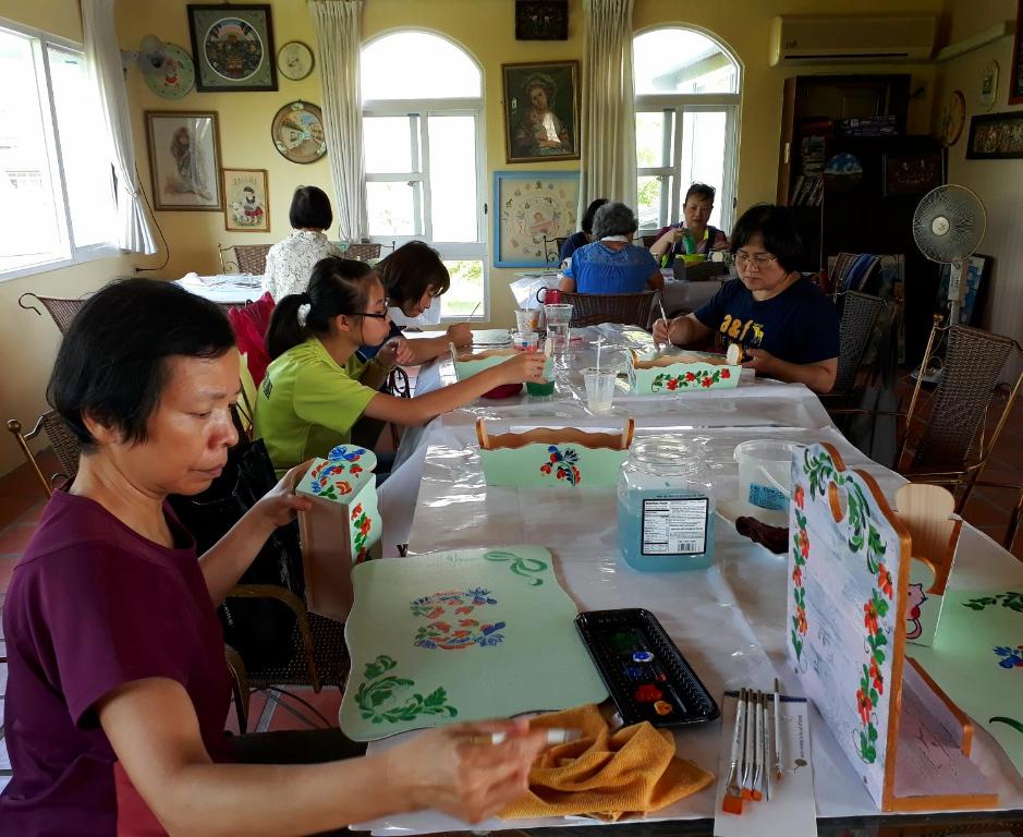 a group of people sitting at a table eating food at Light and Shadow B&amp;B in Yuanshan