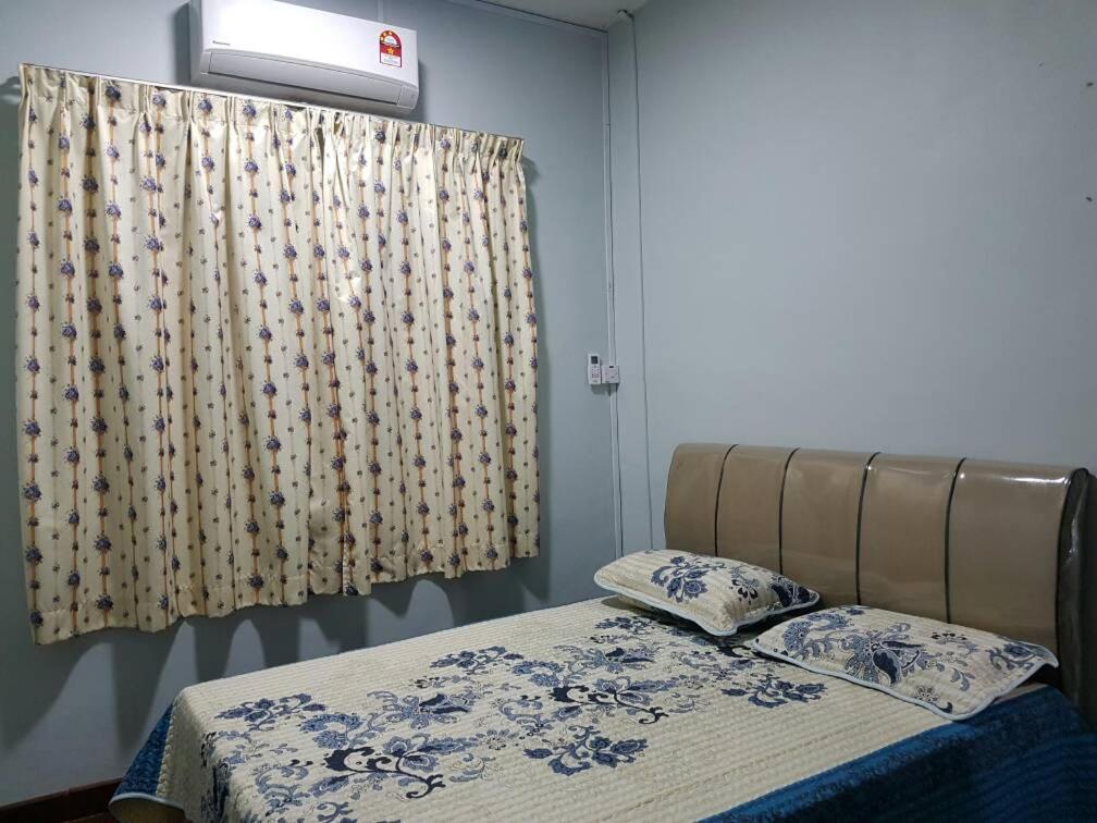 Un pat sau paturi într-o cameră la GuestHouse Taman Megah, Lot 19