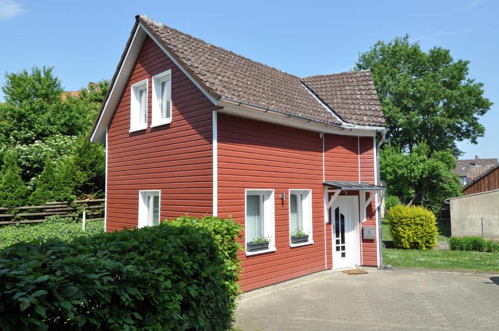 ein rotes Haus mit einer weißen Tür in der Unterkunft Ferienwohnung Martin 2 in Bad Harzburg