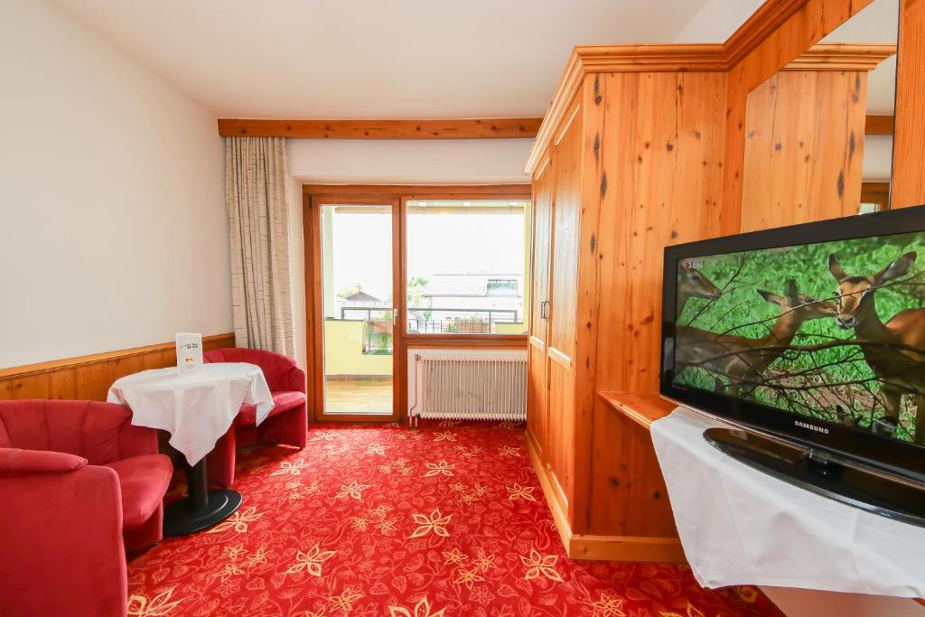 Televízia a/alebo spoločenská miestnosť v ubytovaní Hotel Dax