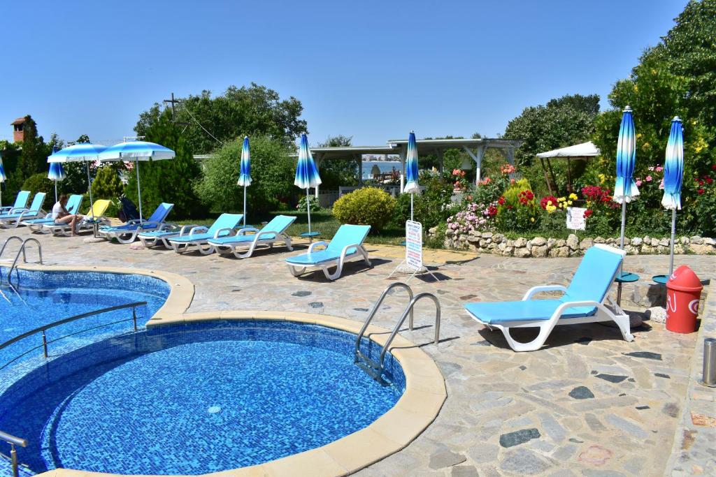 Bazén v ubytování Nushev Hotel nebo v jeho okolí