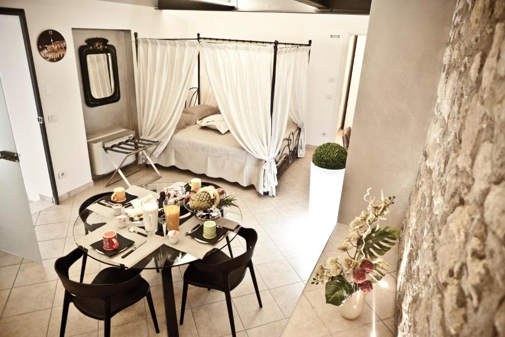 Zimmer mit einem Tisch, Stühlen und einem Bett in der Unterkunft Castello San Felice in Verona
