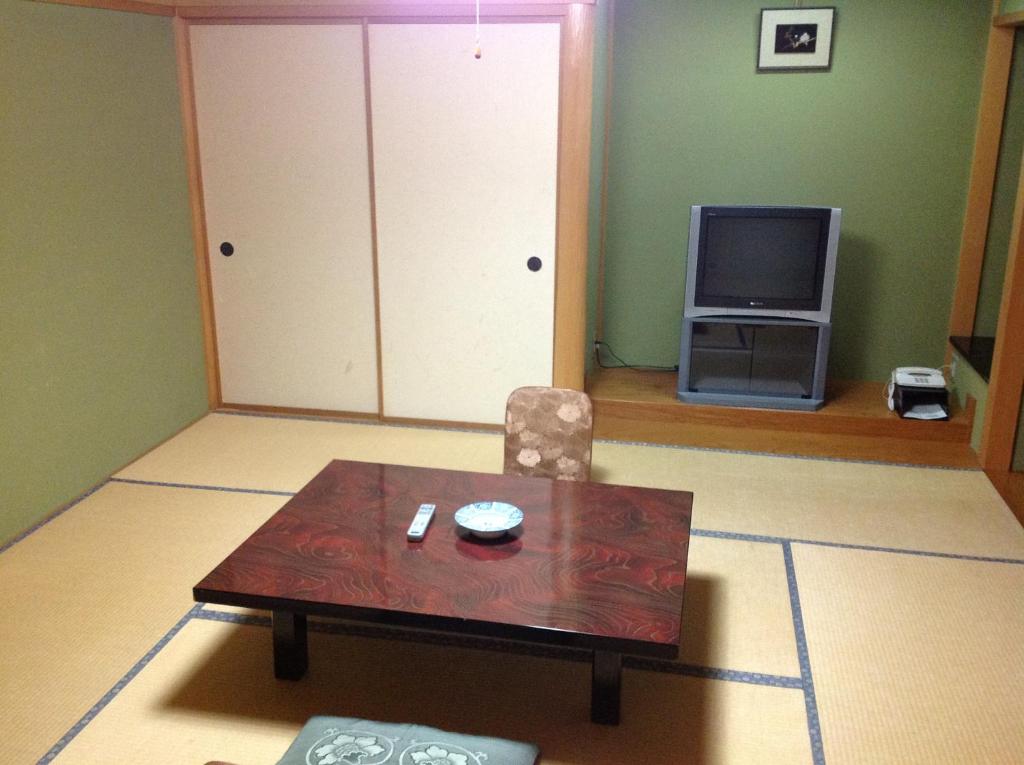 TV a/nebo společenská místnost v ubytování Nakayasu Ryokan