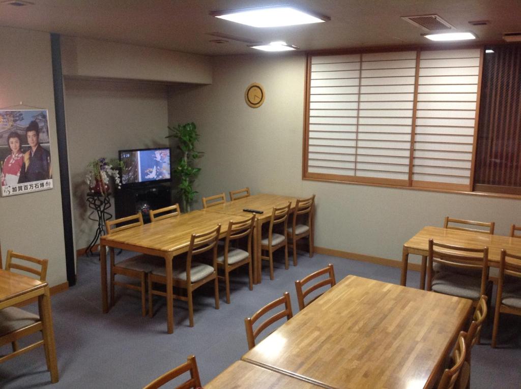 TV a/nebo společenská místnost v ubytování Nakayasu Ryokan
