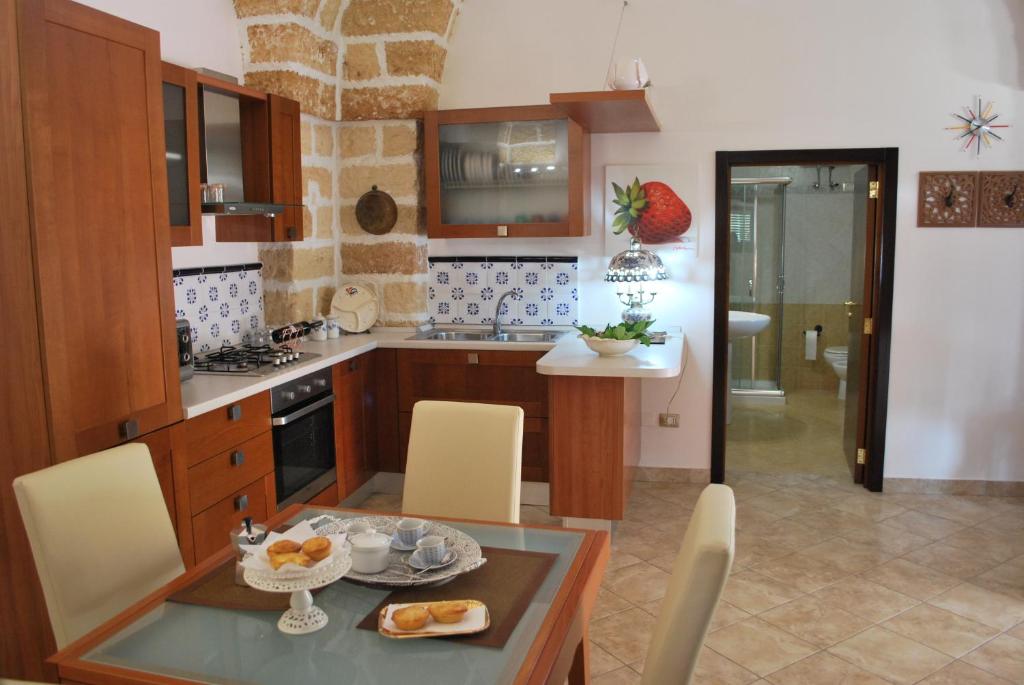 een keuken met een tafel en een eetkamer bij Casa Vacanza - Antico Attico in Monteroni di Lecce