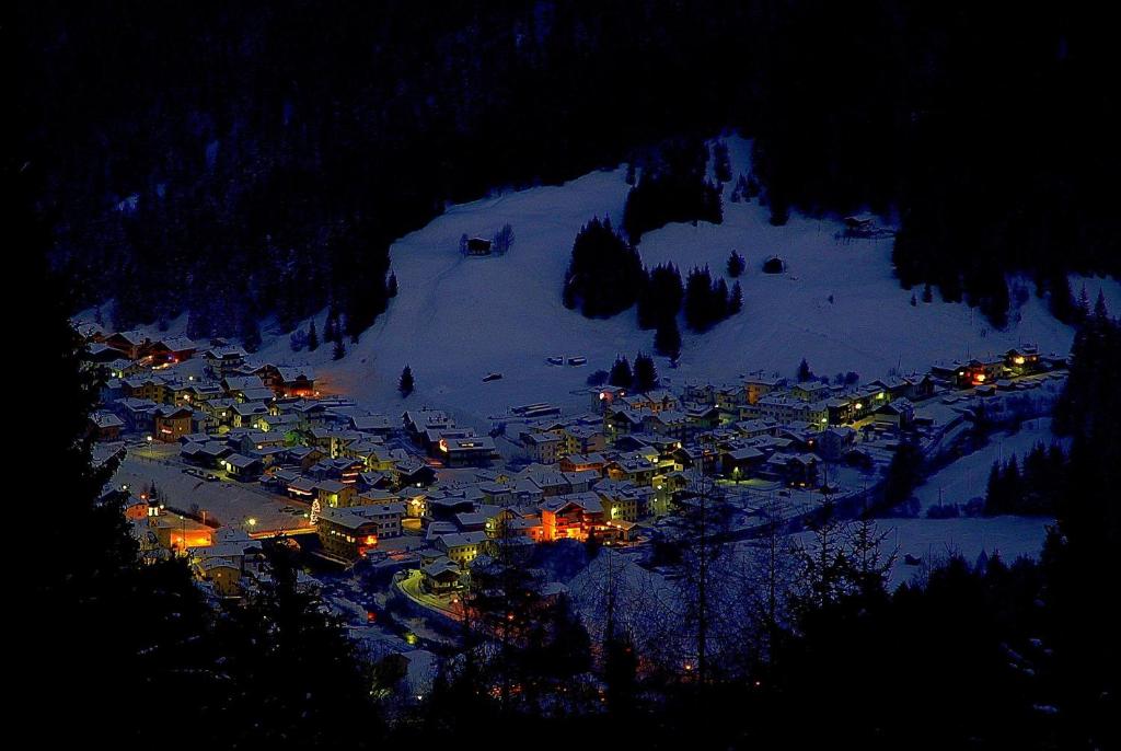eine kleine Stadt im Schnee in der Nacht in der Unterkunft A casa di Ada B&B in Campolongo
