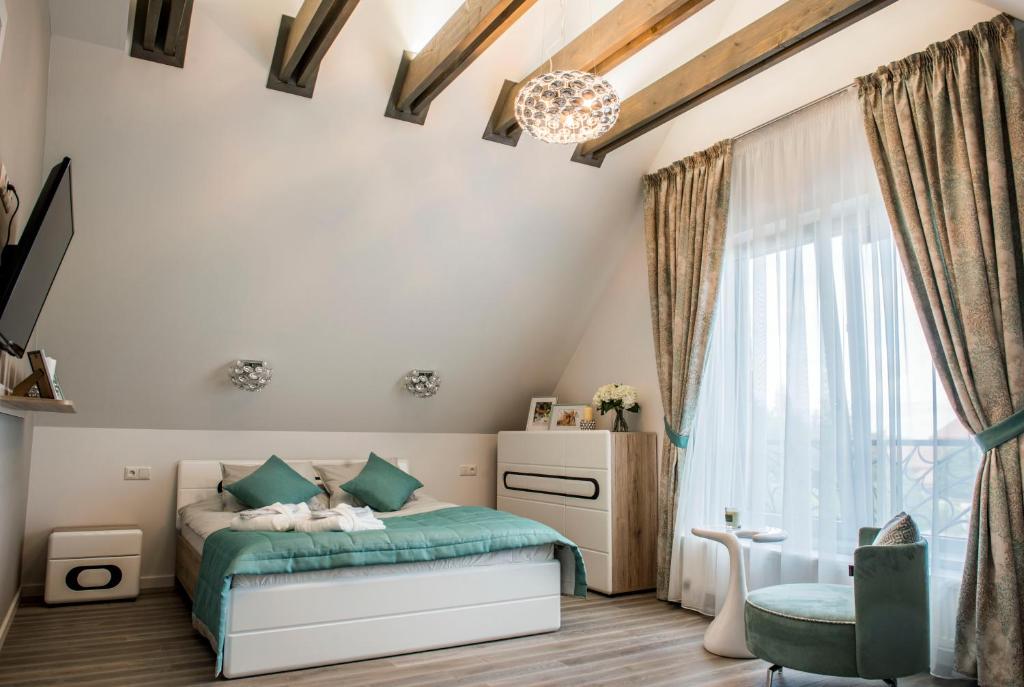 Schlafzimmer mit einem Bett und einem Fenster in der Unterkunft Karkle Twins in Karklė