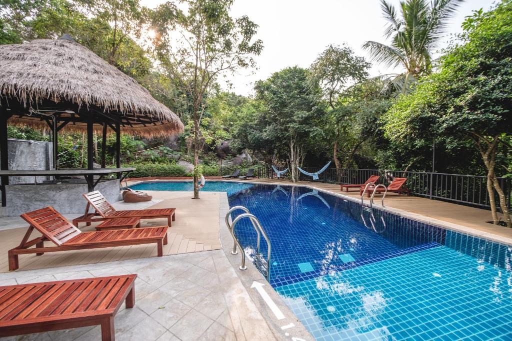 Bazén v ubytování The Dearly Koh Tao Hostel-PADI 5 Star Dive Resort nebo v jeho okolí