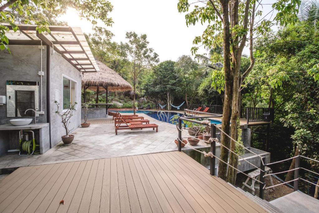 Bazén v ubytování The Dearly Koh Tao Hostel-PADI 5 Star Dive Resort nebo v jeho okolí