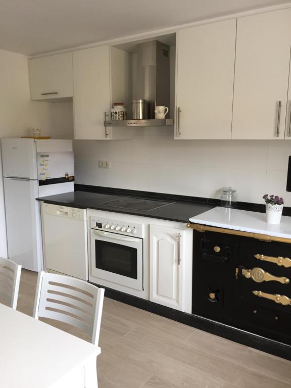Kuchyňa alebo kuchynka v ubytovaní Casa Os Loureiros