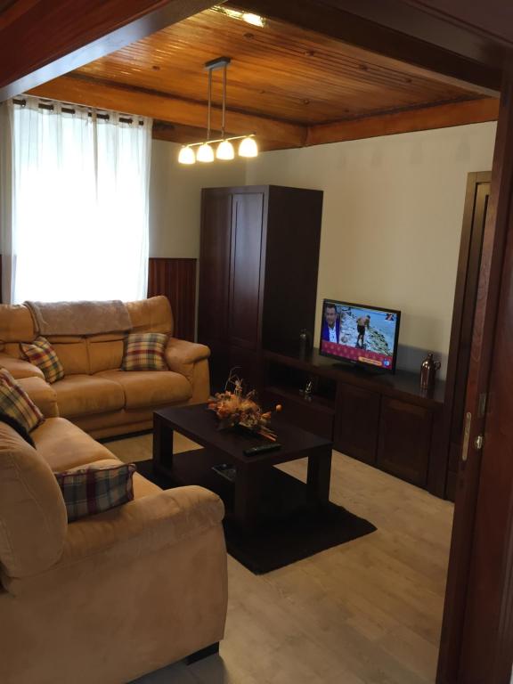 Televízia a/alebo spoločenská miestnosť v ubytovaní Casa Os Loureiros